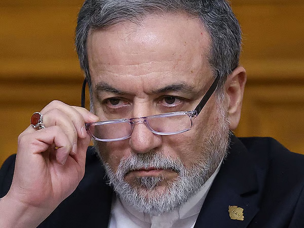 Trump Delays Strikes on Iran Before Midterms as Tehran Reviews Hormuz Proposal