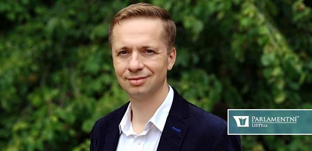 Masivní síť neziskovek za úředníkem z ministerstva. Odhaleno po Macinkově akci