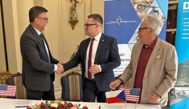 LOM PRAHA, Enstrom a DSA posilují partnerství. Cílem je rozvoj výcviku i přenos technologií do ČR | CZDEFENCE