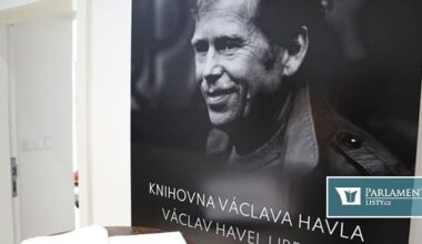 Kruh lidí kolem Havla. Zbořil nad rozpadlou knihovnou