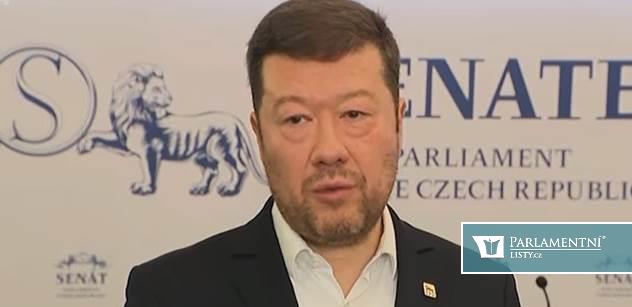 „Zase utekli“. Okamura potkal v Berlíně štáb ČT, má to natočené