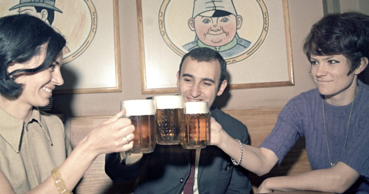 Petr Chudožilov: Lahvová pošta. Záblesky svobody na dně půllitrů