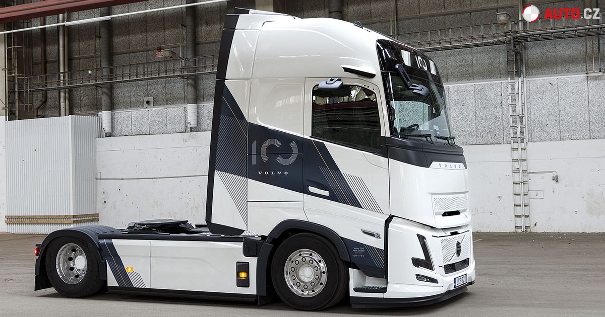 Volvo Truck slaví 100 let speciálními polepy. Ukázalo je nečekaně brzy