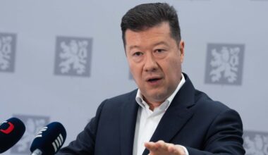 Cizinec natáčející šílenou jízdu na D1 přišel o řidičák. Okamuru nazval „šikmookým kohoutem“