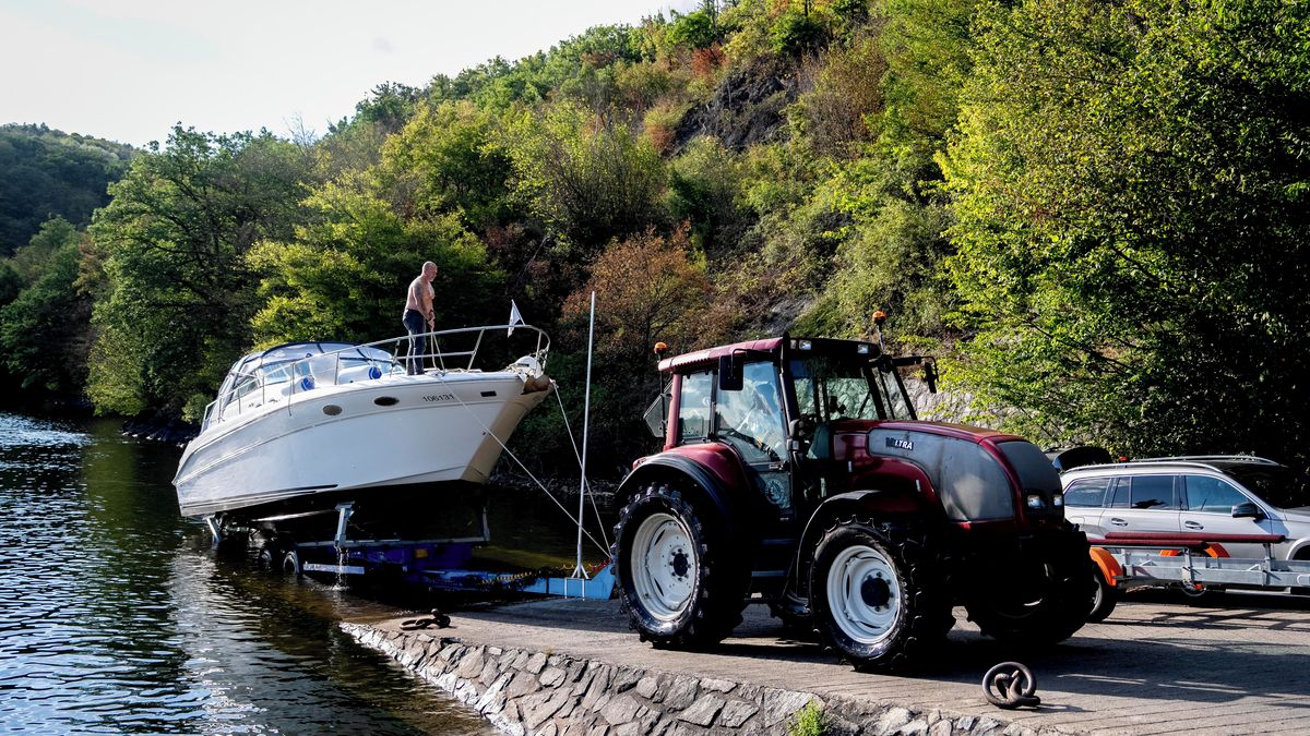 FOTO: Voda ze Slap pomůže Vltavě. Z nádrže vytahují lodě - Novinky
