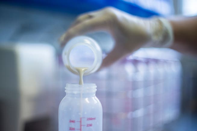 Am Ostschweizer Kinderspital gibt es eine Milchbank. Die Frauenmilch hilft Frühgeborenen und kranken Babys.