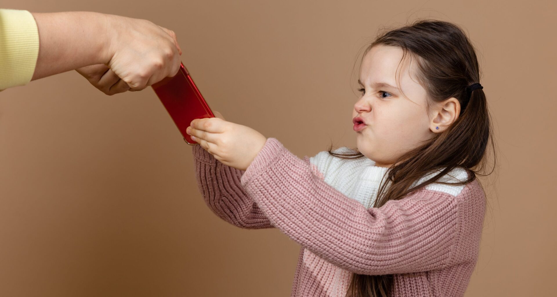 „Stellen ja auch nicht Wodka ins Kinderzimmer“: Philologen für strenge Handy-Verbote