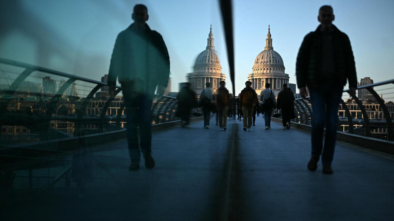 Änderungen im April 2025: Reisegenehmigung für Großbritannien und Kürzung beim Elterngeld