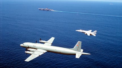 F-14 Tomcat eskortiert Il-38 über USS Ranger