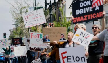 Gegen Elon Musk : „Schickt Musk zum Mars!“ – weltweite Proteste vor Tesla-Händlern