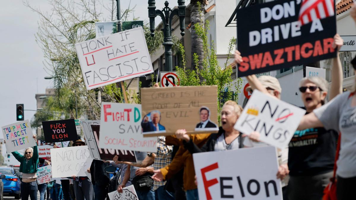Gegen Elon Musk : „Schickt Musk zum Mars!“ – weltweite Proteste vor Tesla-Händlern
