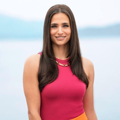 Amira Pocher, eine Frau mit langen Haaren, lächelt in die Kamera