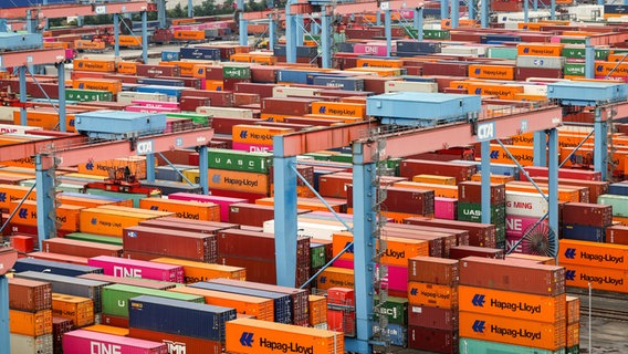 Container werden am Container Terminal Altenwerder (CTA) der Hamburger Hafen und Logistik AG (HHLA) gelagert und verladen. © Christian Charisius/dpa Foto: Christian Charisius