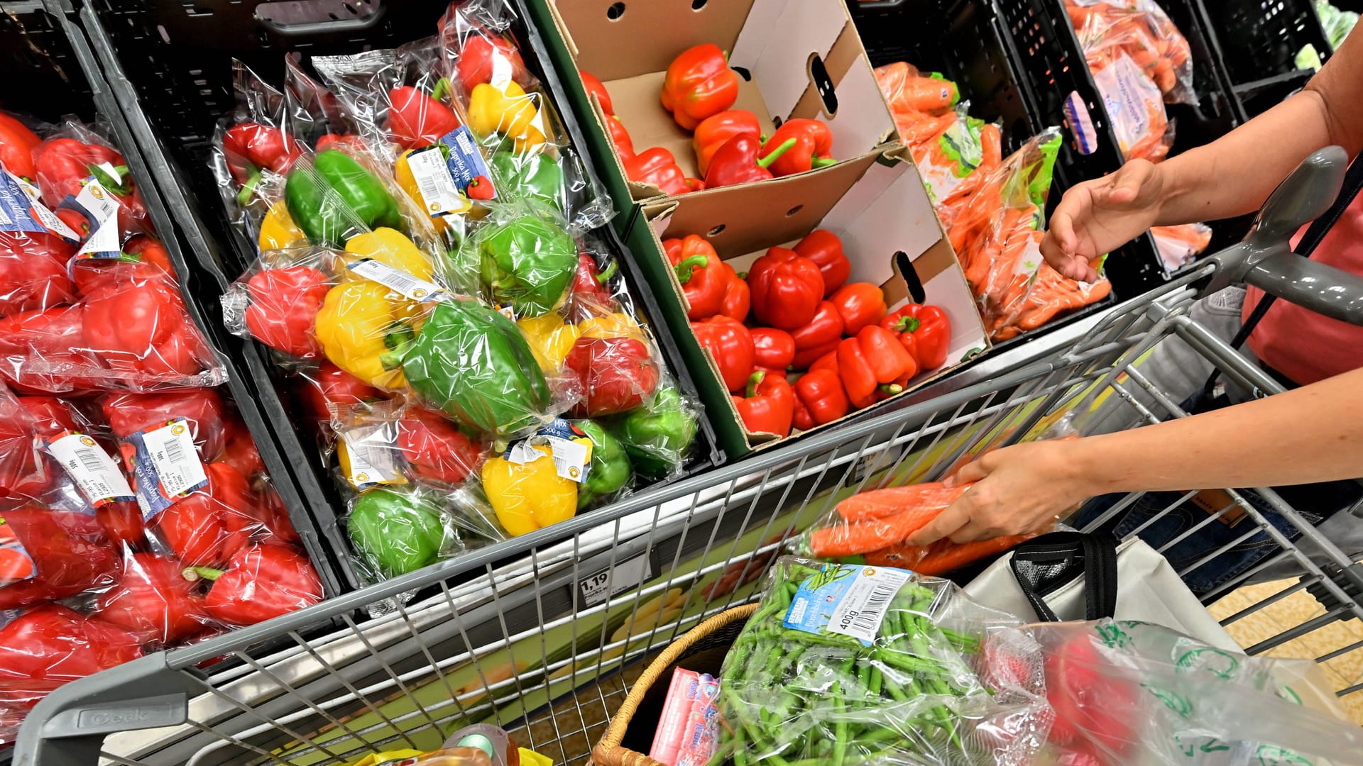 Die Gemüseabteilung in einem Supermarkt (Symbolbild): Obst und Gemüse steigen weiter im Preis.