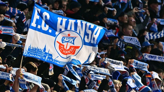 Eine Hansa-Fahne im Fanblock © IMAGO / Zink 