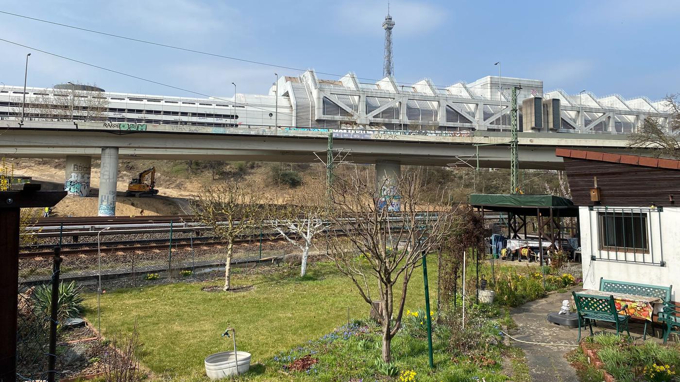 „Die sind stocksauer“ Kleingärtnern neben der baufälligen A100-Brücke droht das Ende ihrer Idylle - Tagesspiegel