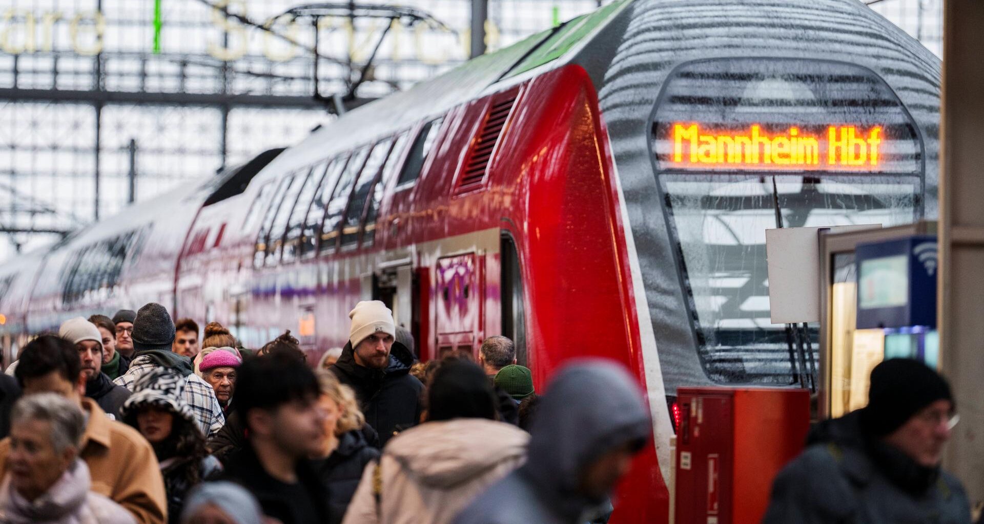 Riedbahn-Sanierung: Deutsche Bahn freut sich über pünktlichere Züge - Kritik an Konzept | hessenschau.de