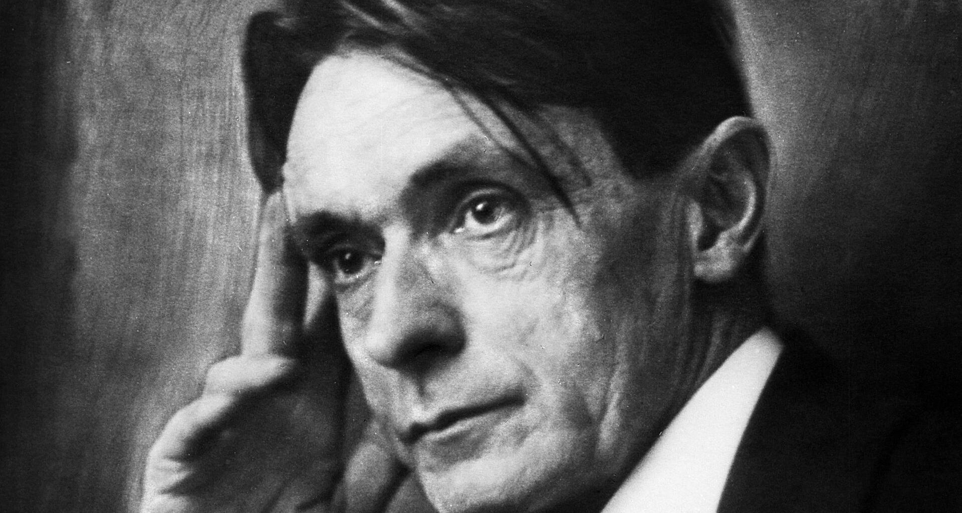Auf dem schwarz-weiß-Foto sieht man das Gesicht von Rudolf Steiner.