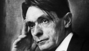 Auf dem schwarz-weiß-Foto sieht man das Gesicht von Rudolf Steiner.