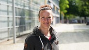 Almuth Schult steht vor dem Funkhaus © NDR Foto: Arman Ahmadi