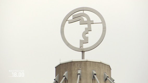 Das Logo der Messe Hannover auf einem Dach. © Screenshot 