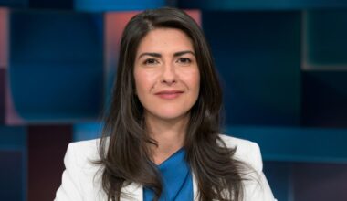 CDU-Politikerin Serap Güler, mit weißem Jackett zur blauen Bluse, mit langen dunklen Haaren.