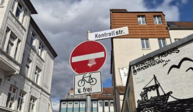 Aktivisten überkleben Schilder in Johannisstraße