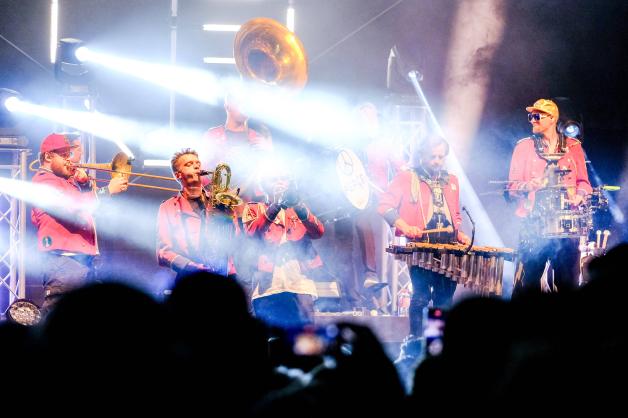 Elf Musiker, ein Klangkörper: Meute in Aktion auf einer ihrer vielen Festivalbühnen.