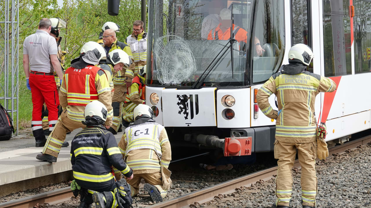 Dresden: Radlerin (77) stirbt bei Straßenbahn-Unfall | Regional