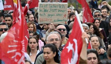 Protest - Hunderte Menschen bei Demo gegen Erdogan-Regierung in Berlin - Politik