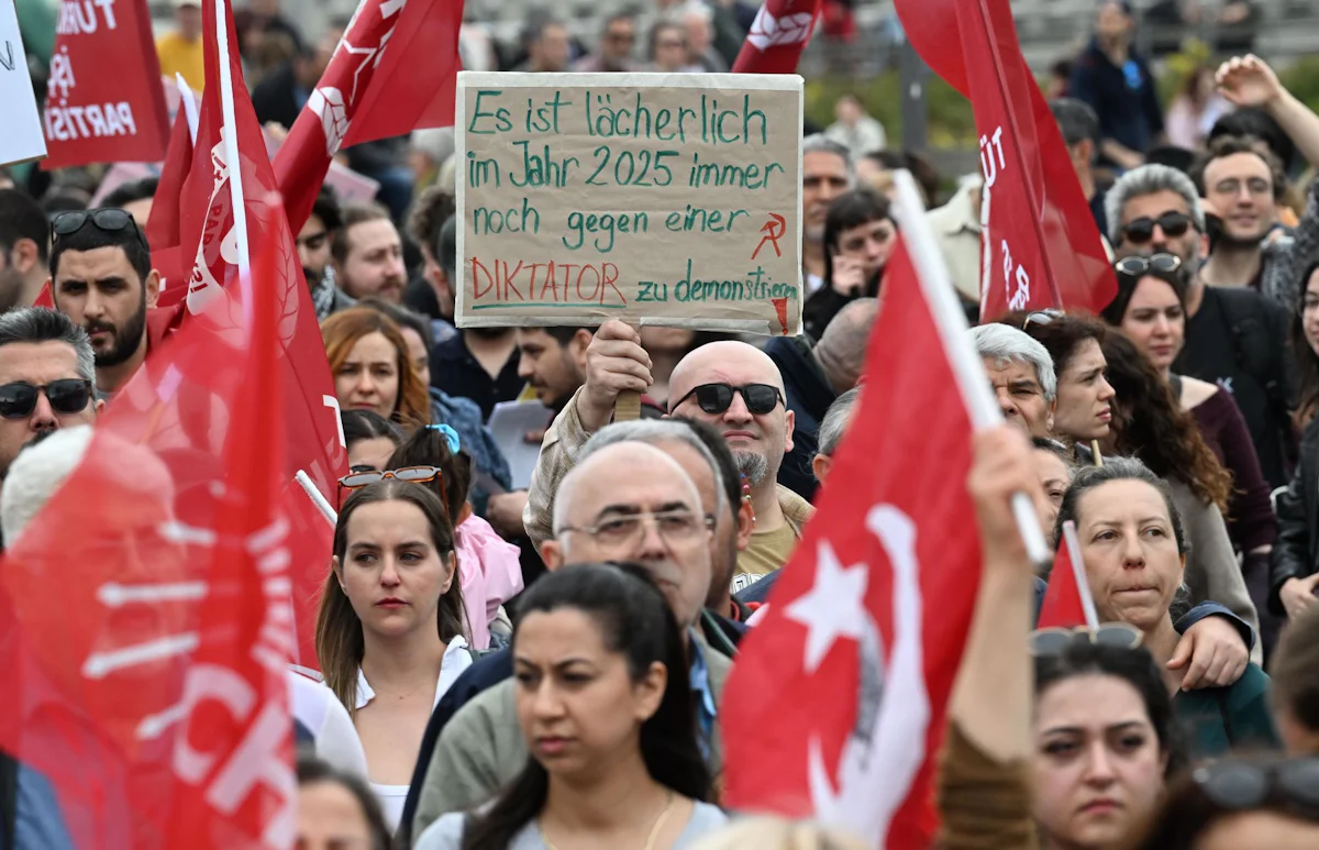 Protest - Hunderte Menschen bei Demo gegen Erdogan-Regierung in Berlin - Politik