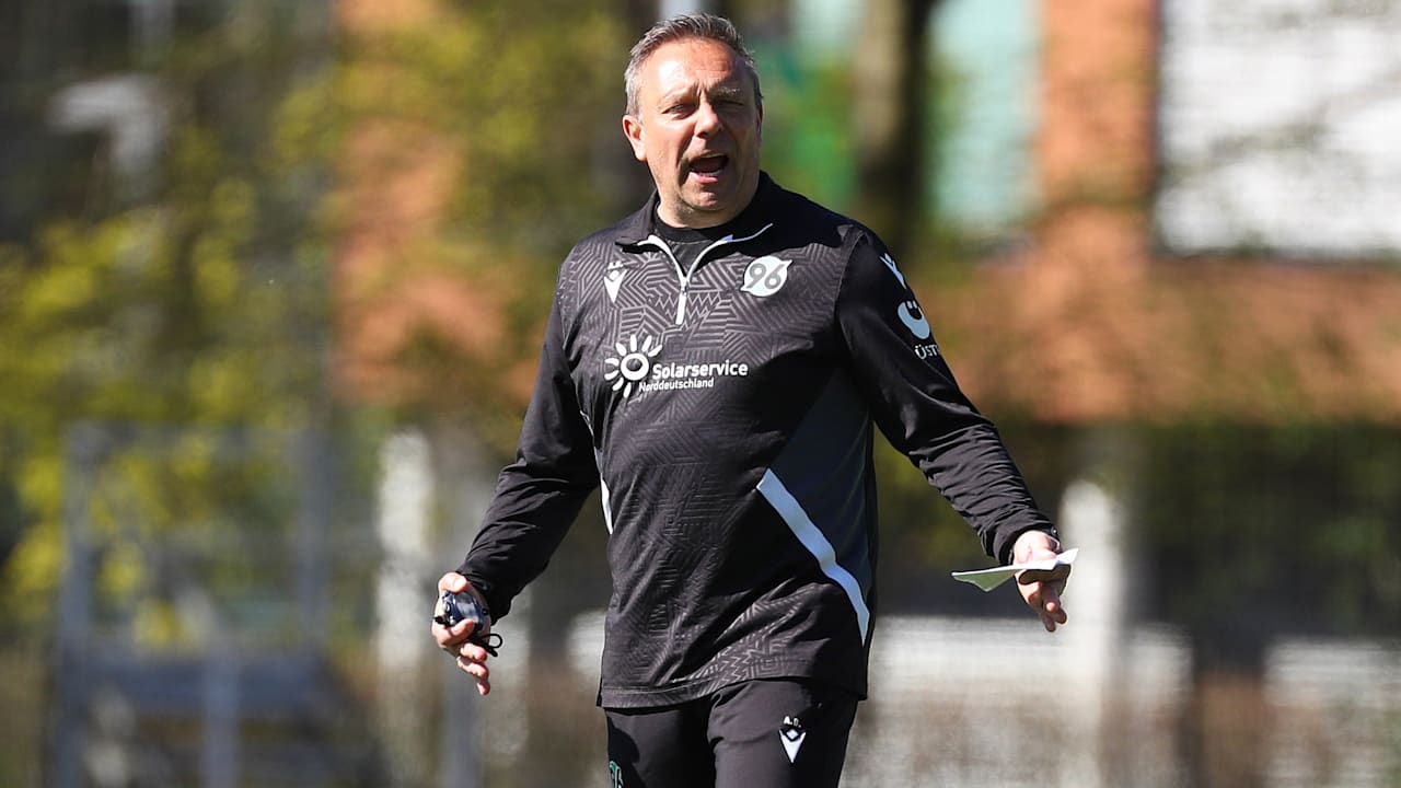 Hannover 96 mit Fitness-Problem? André Breitenreiter lässt laufen | Sport