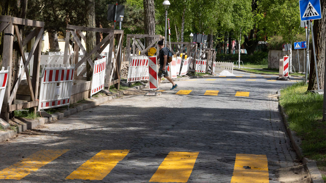 In Berlin-Zehlendorf: 5 Zebrastreifen auf 80 Metern! | Regional