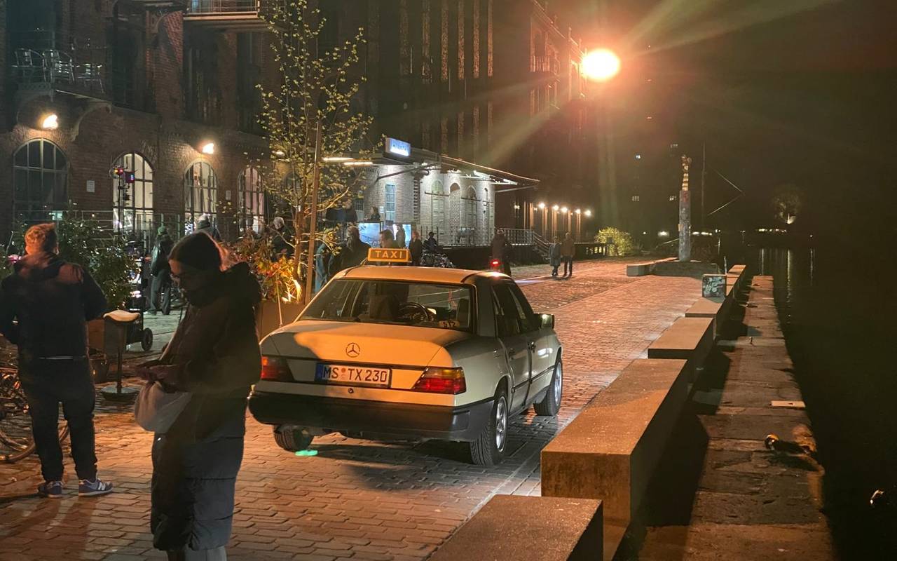 Dreharbeiten mit einem Taxi im Hafen von Münster.