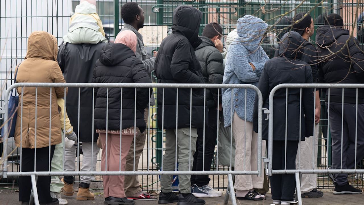 Regierung belohnt Migranten, obwohl sie ihre Identität nicht kennt | Politik