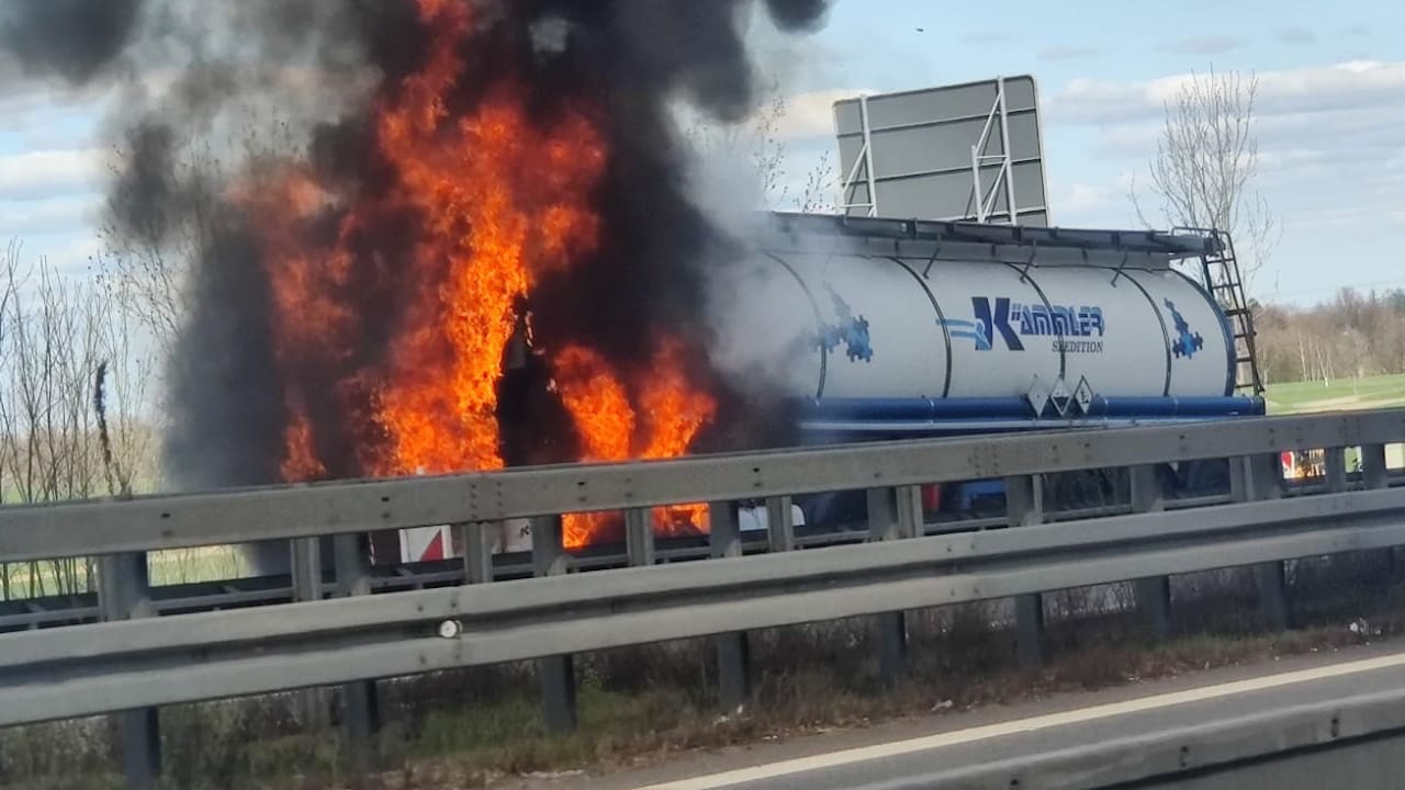 Feuerwehr: Säure-Laster brennt auf A 4 zwischen Dresden und Chemnitz | Regional
