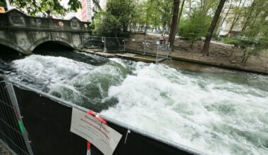 Unfall im Eisbach in München: Verunglückte Surferin ist tot - München