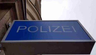 Schild an einer Hauswand mit der Aufschrift Polizei