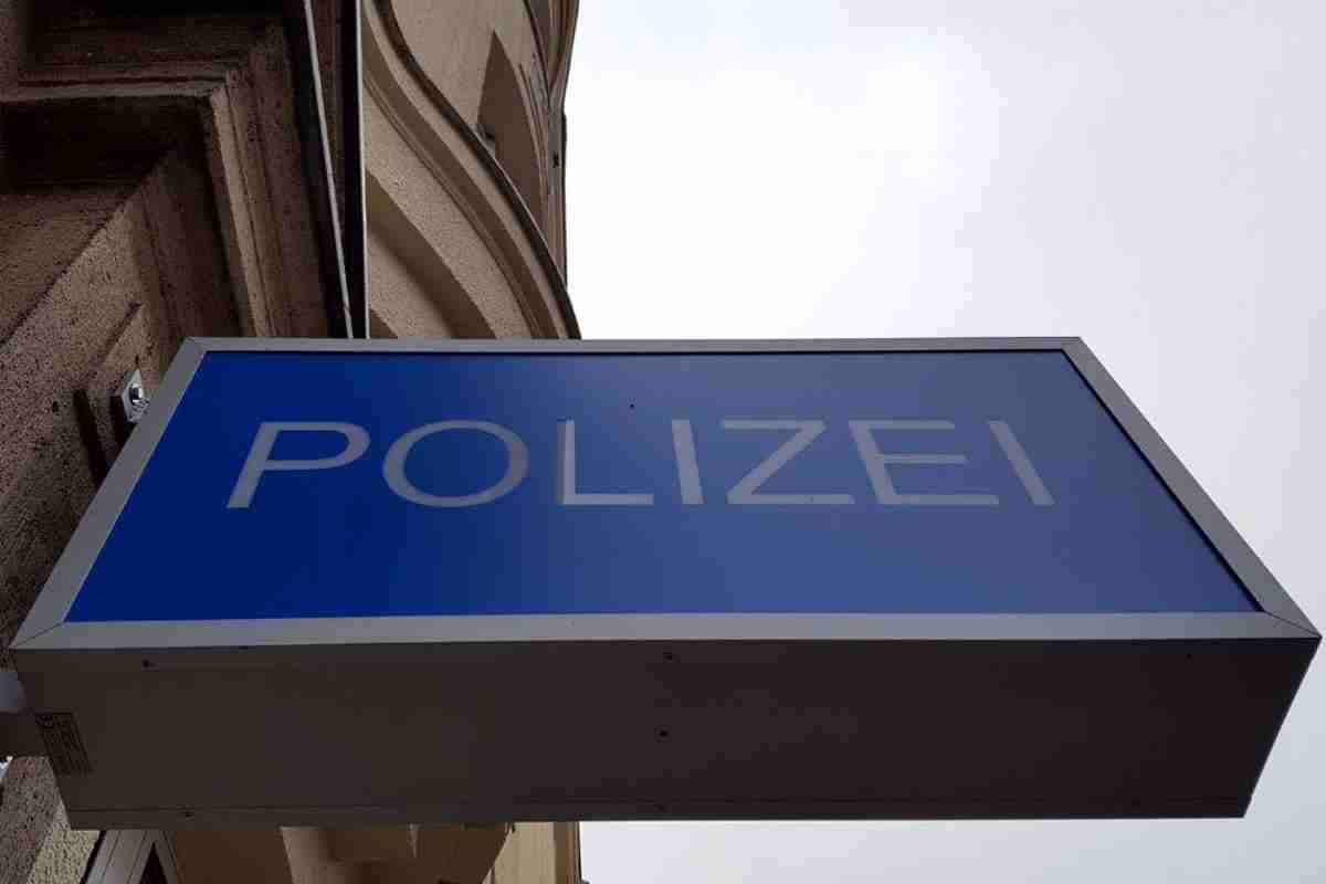 Schild an einer Hauswand mit der Aufschrift Polizei
