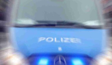 Verschwommene Vorderansicht eines Polizeiautos