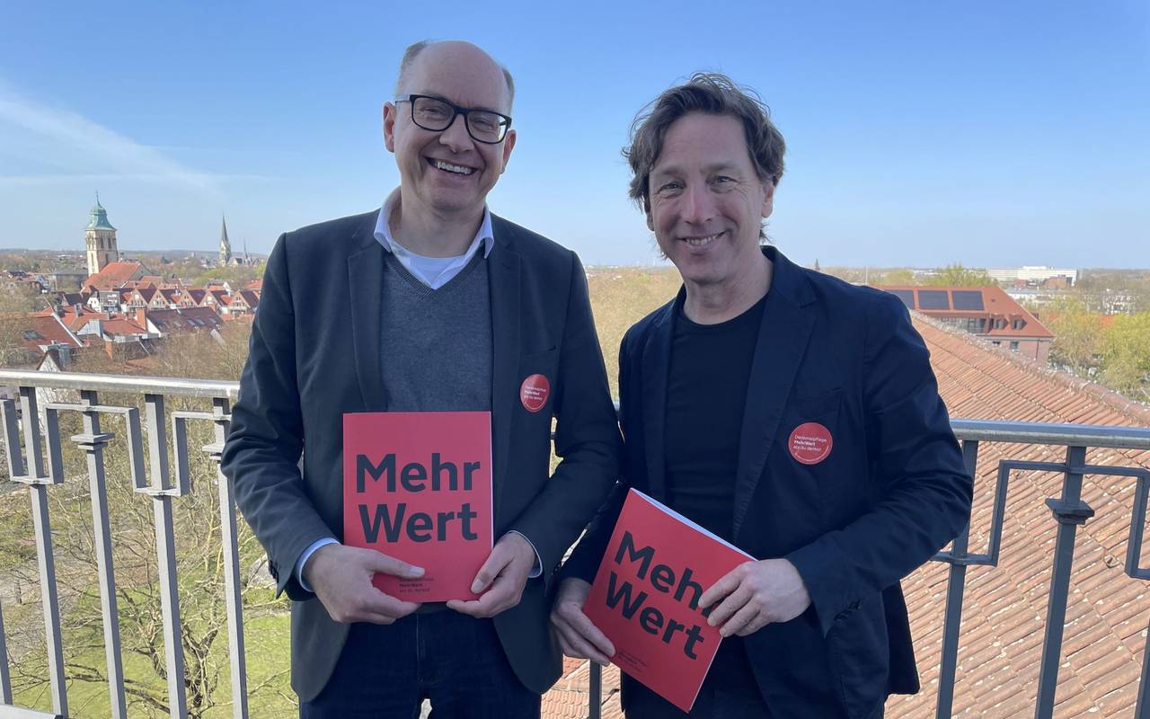 Zwei Männer halten jeweils eine Zeitschrift in ihren Händen.