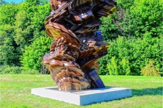 Der Purple Path hat mit Tony Craggs Skulptur "Stack" in Bad Schlema ein zweites Werk. 