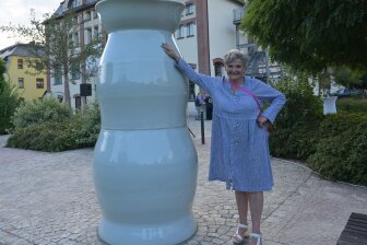 Uli Aigners Porzellan-Installation in Lößnitz wirkt auf den ersten Blick minimalistisch, soll auf den zweiten Blick aber etwas über die Geschichte des Erzgebirges erzählen - es geht um die Förderung von Kaolin. 