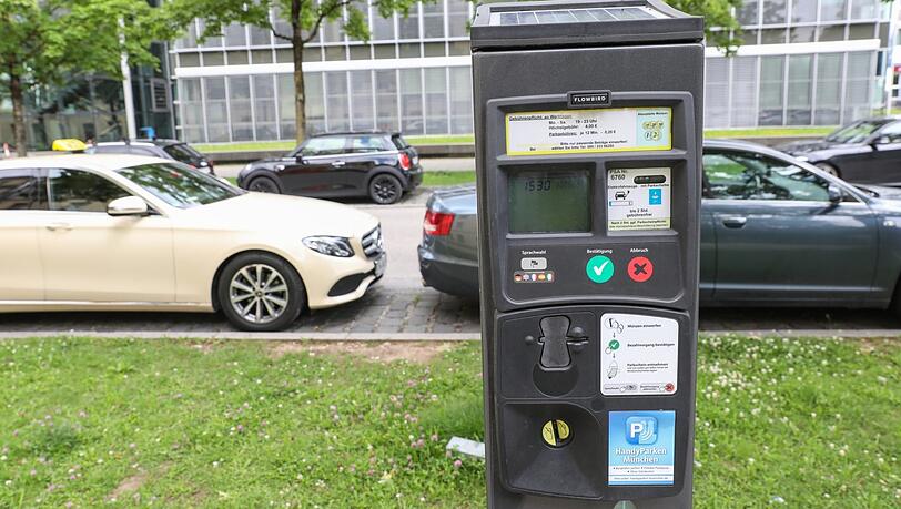 München: Kind steckt fest – Feuerwehr muss Parkautomaten aufbrechen