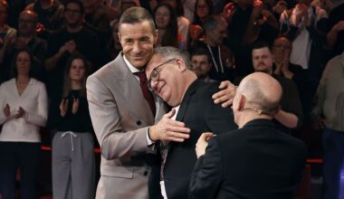 Elton erhält skurriles Abschiedsgeschenk – dann weint er