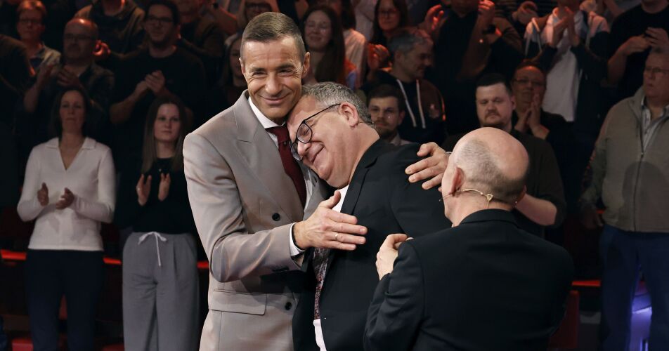 Elton erhält skurriles Abschiedsgeschenk – dann weint er