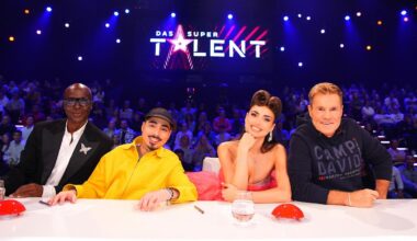 Maximilian Bijak aus Selm präsentiert eine Stuntscooter-Performance. Vor der Rampe liegt die gesamte Jury und die Moderatoren.