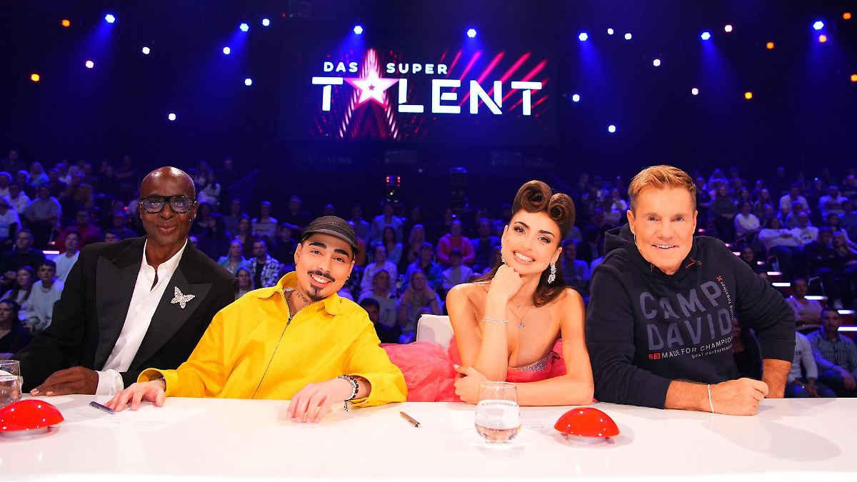Maximilian Bijak aus Selm präsentiert eine Stuntscooter-Performance. Vor der Rampe liegt die gesamte Jury und die Moderatoren.
