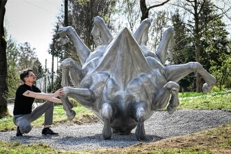Künstler Gregor Gaida an seinem Kunstwerk Polygonales Pferd II. Die Skulptur steht auf dem Purple Path vor dem Dorfmuseum Gahlenz. F