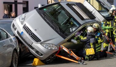 Kurioser Unfall in Bochum: Seniorin (77) hebt mit Mercedes ab | Regional